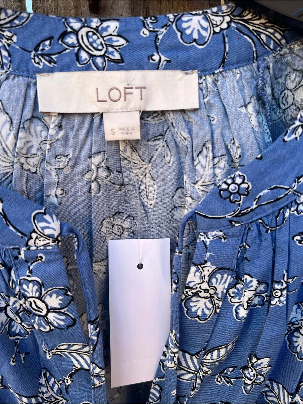 👗LOFT Blue Floral Puff-Sleeve Women's Top